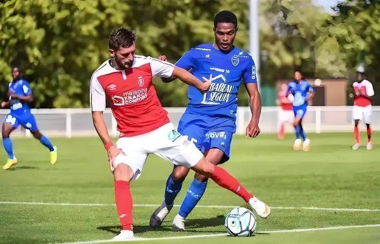 关于斯特拉斯堡中场球员表现出众，受到主教练肯定的信息