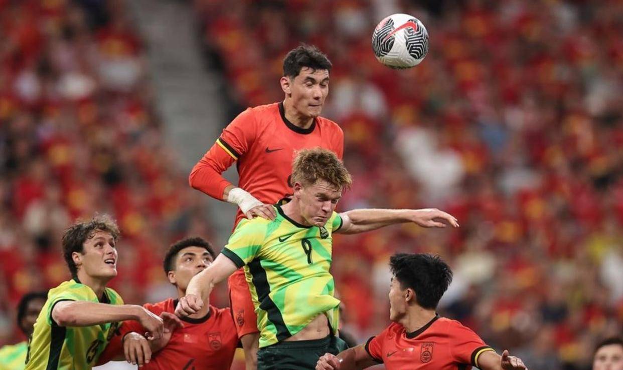 科尔多巴门将神勇扑救，力保球门不失