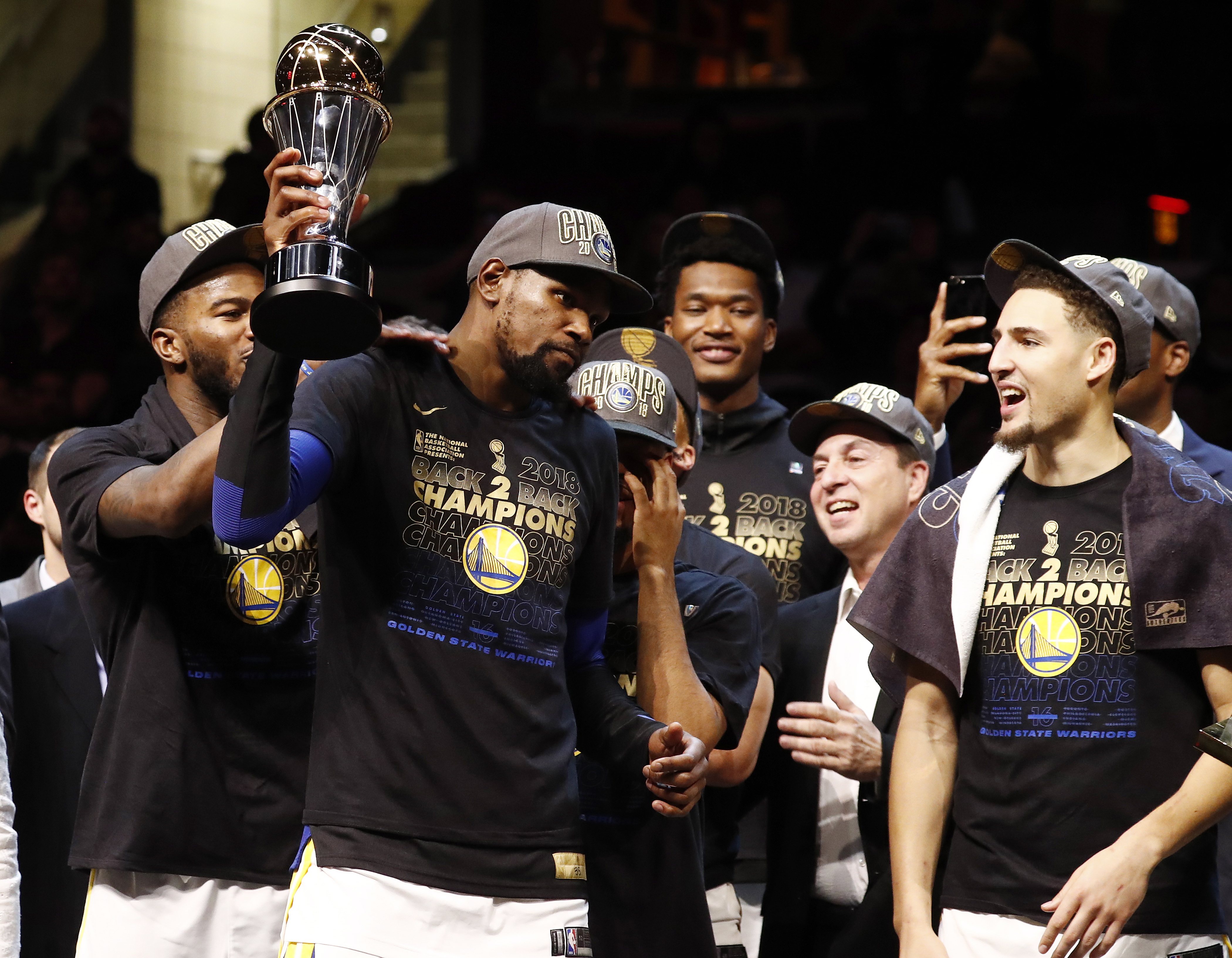 勇士队在总决赛中获得关键胜利 勇士队在总决赛中获得关键胜利