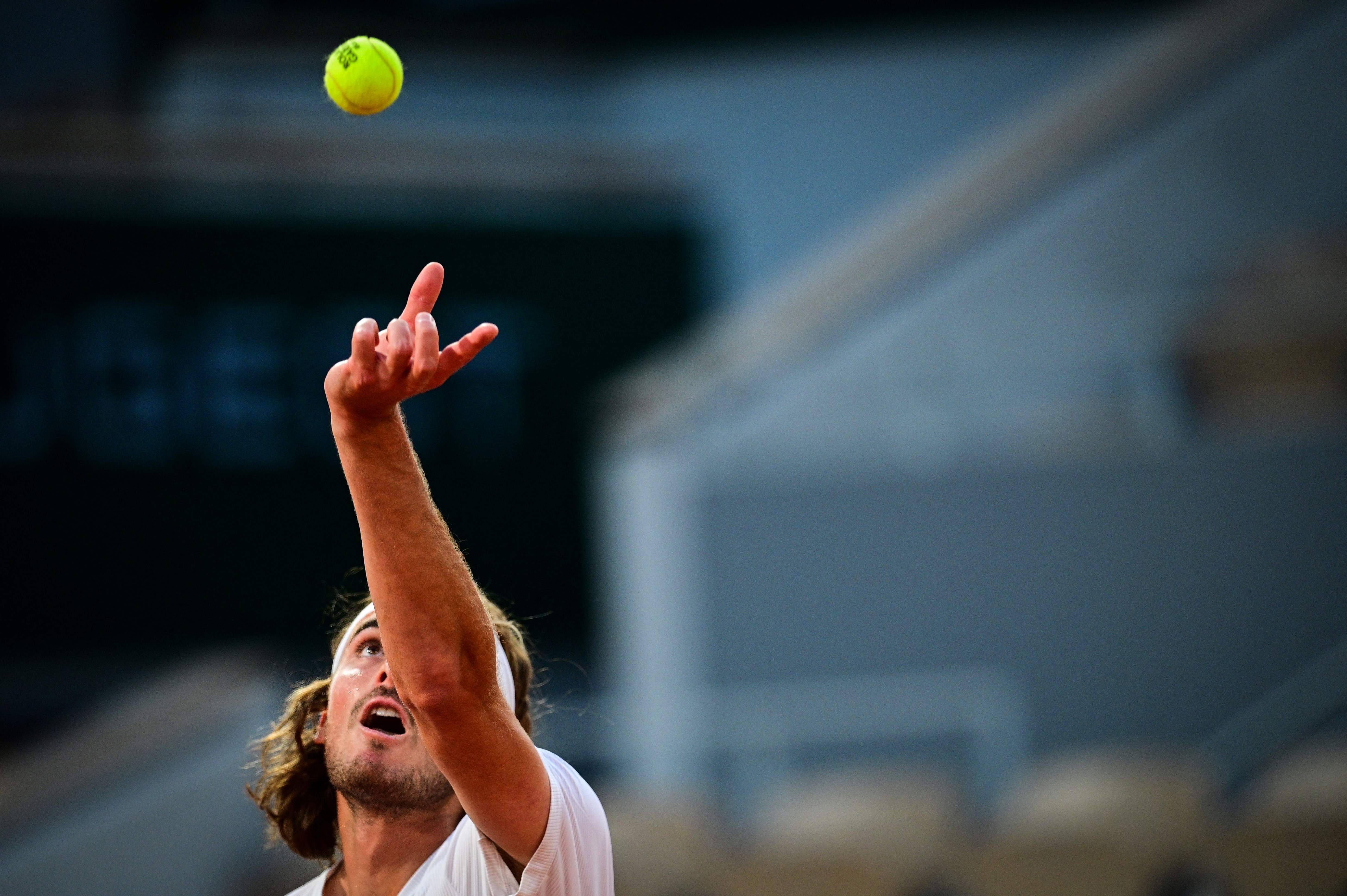 包含美国网球队鏖战世界网球队，西西帕斯关键制胜的词条