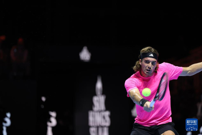 包含美国网球队鏖战世界网球队，西西帕斯关键制胜的词条