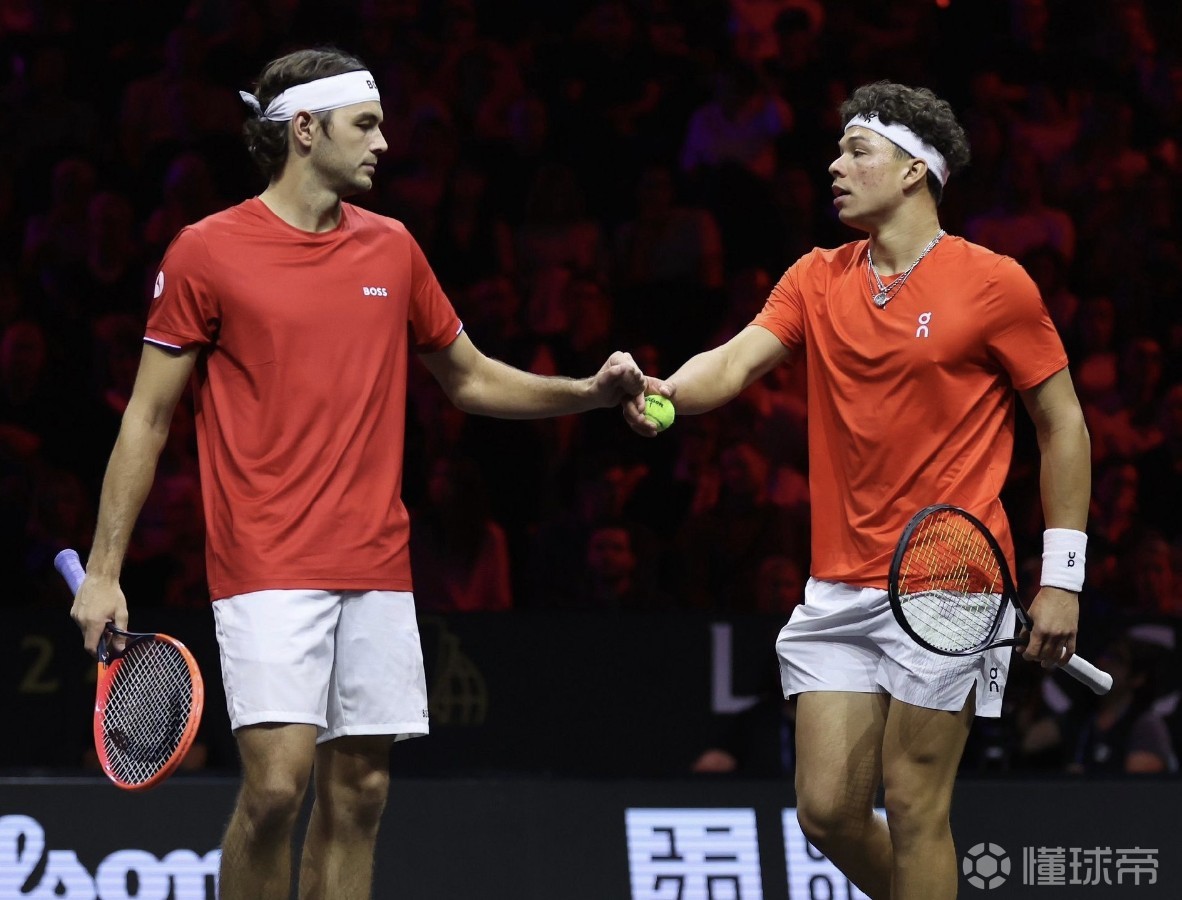 澳网鏖战拉沃尔杯，西西帕斯带队取胜