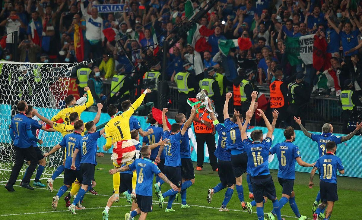 欧洲杯赛事淘汰赛火爆展开，铁血擂台竞逐风云