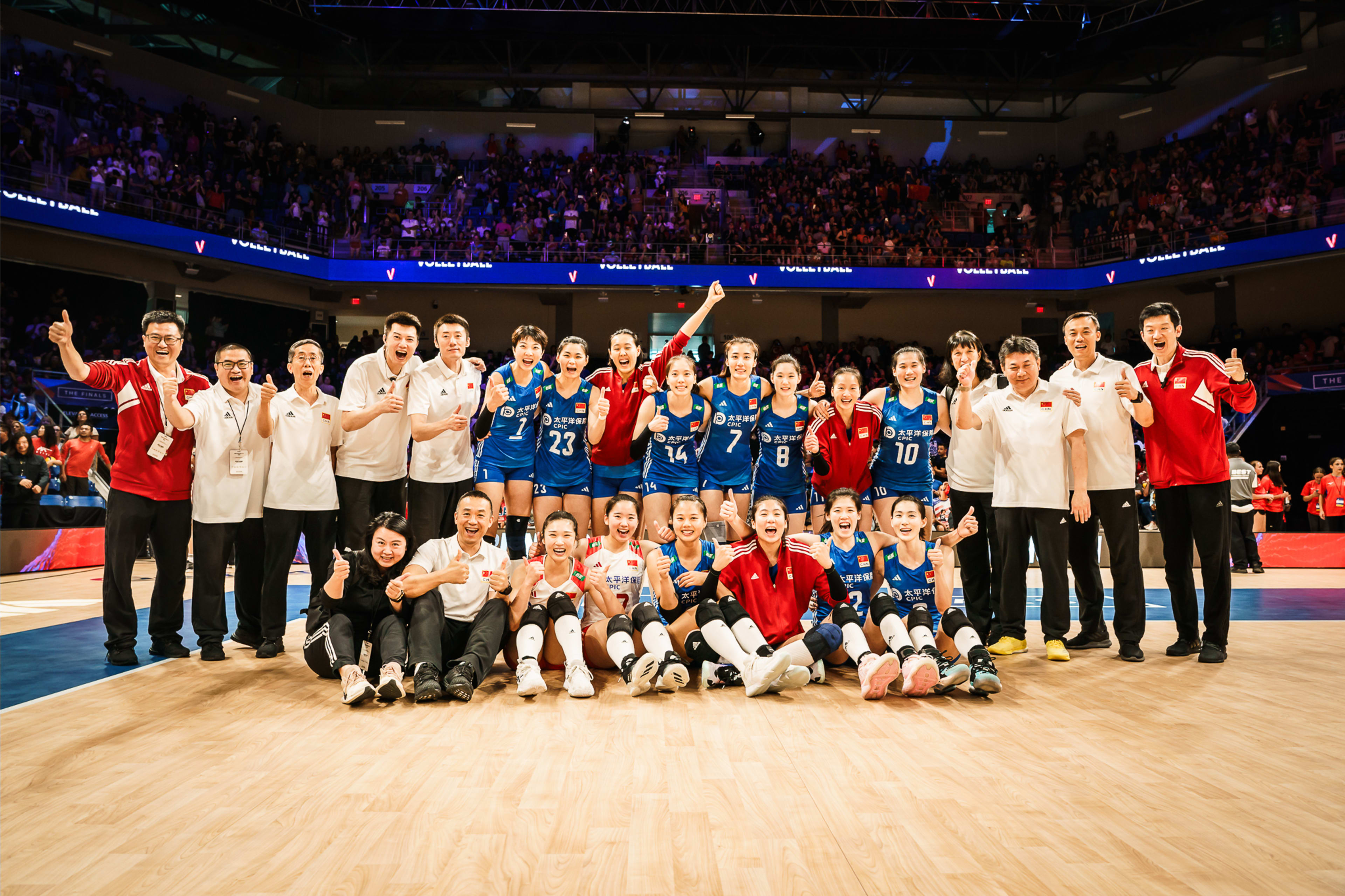 看球员们如何团结合作，力争最终胜利