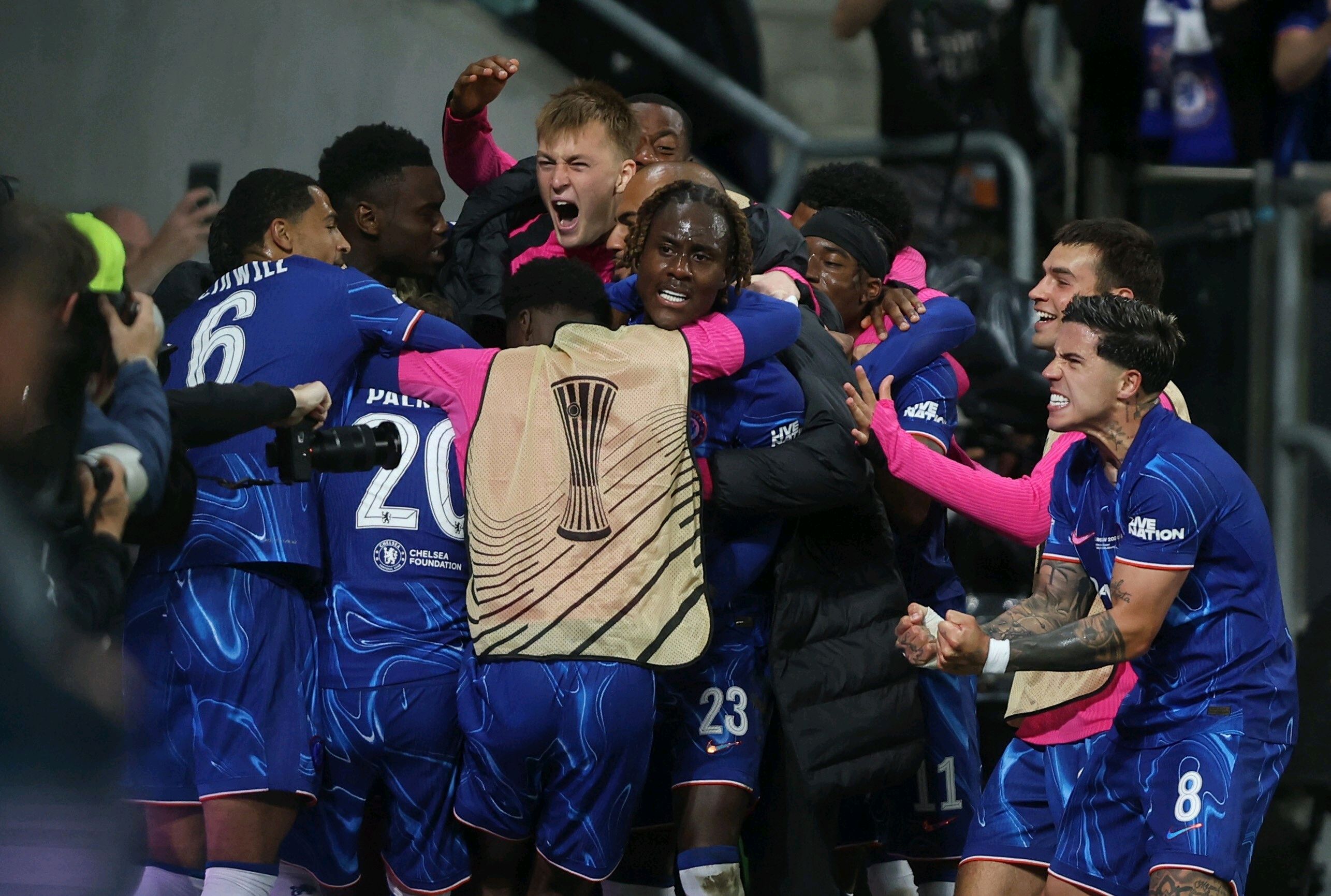 包含欧预赛比赛胜负难料,球迷为之疯狂的词条 包含欧预赛比赛胜负难料,球迷为之疯狂的词条