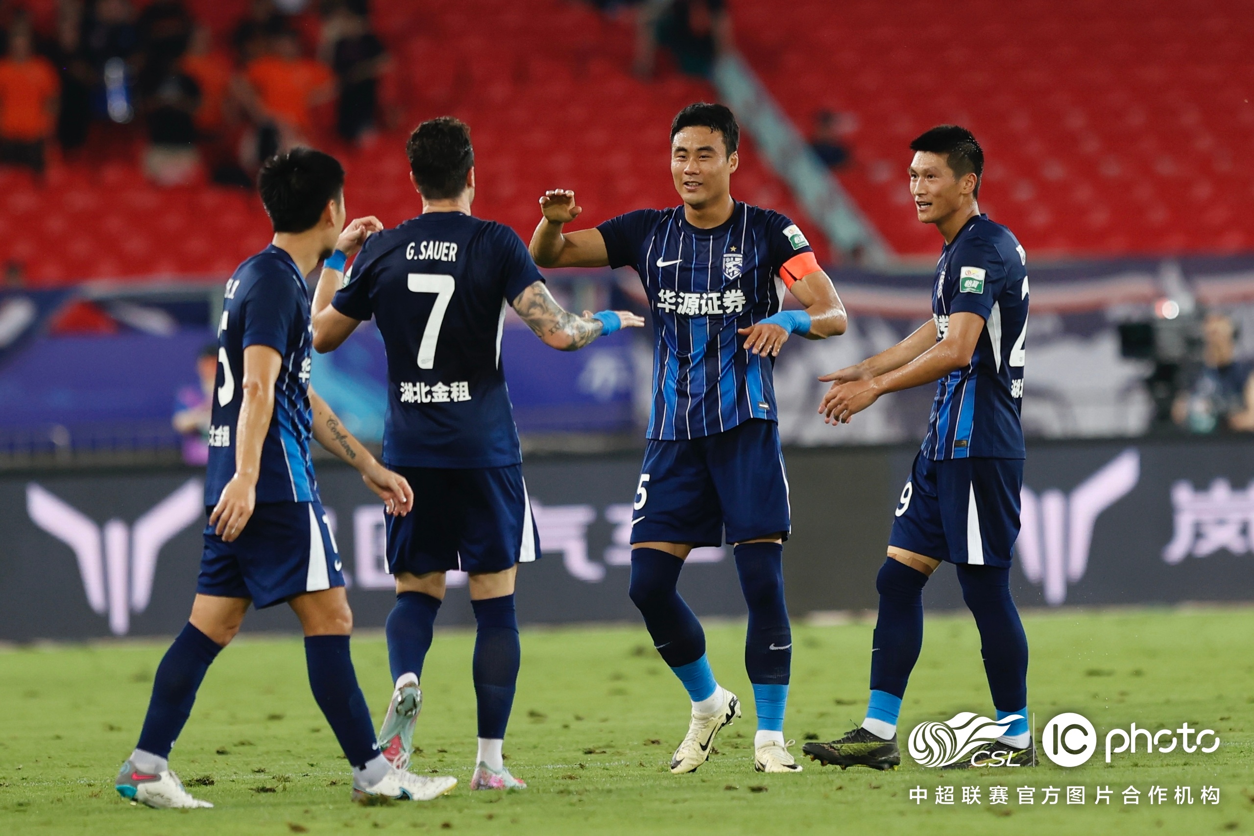 关于进球盛宴：深圳佳兆业战平武汉三镇，局势胶着的信息