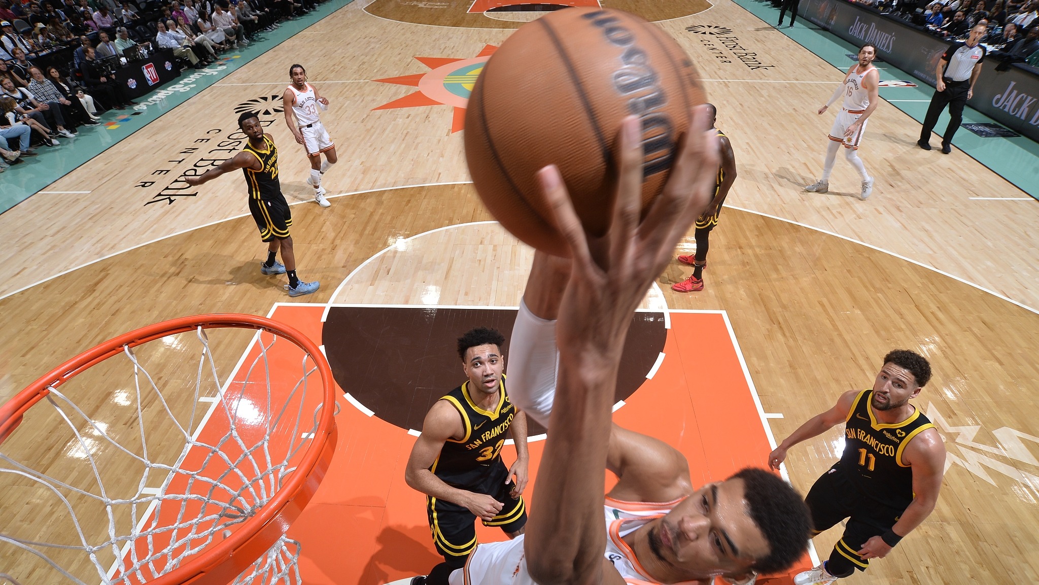 圣安东尼奥马刺队成功逆转比分，球队表现相当抢眼