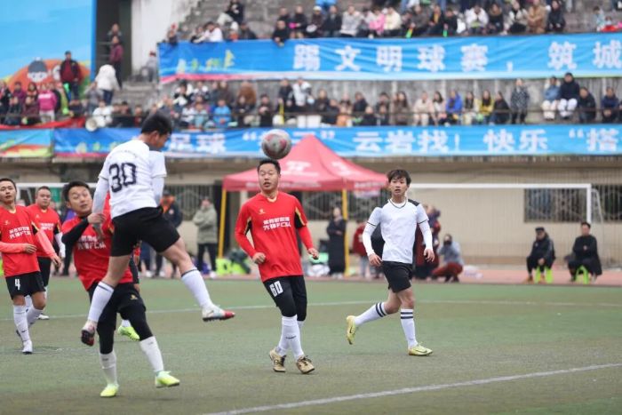 纷繁球赛中，冠军彼此激烈争夺的简单介绍