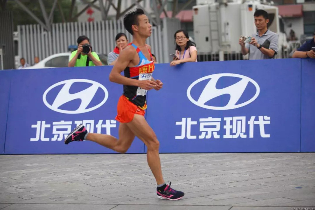 纷繁球赛中，冠军彼此激烈争夺的简单介绍