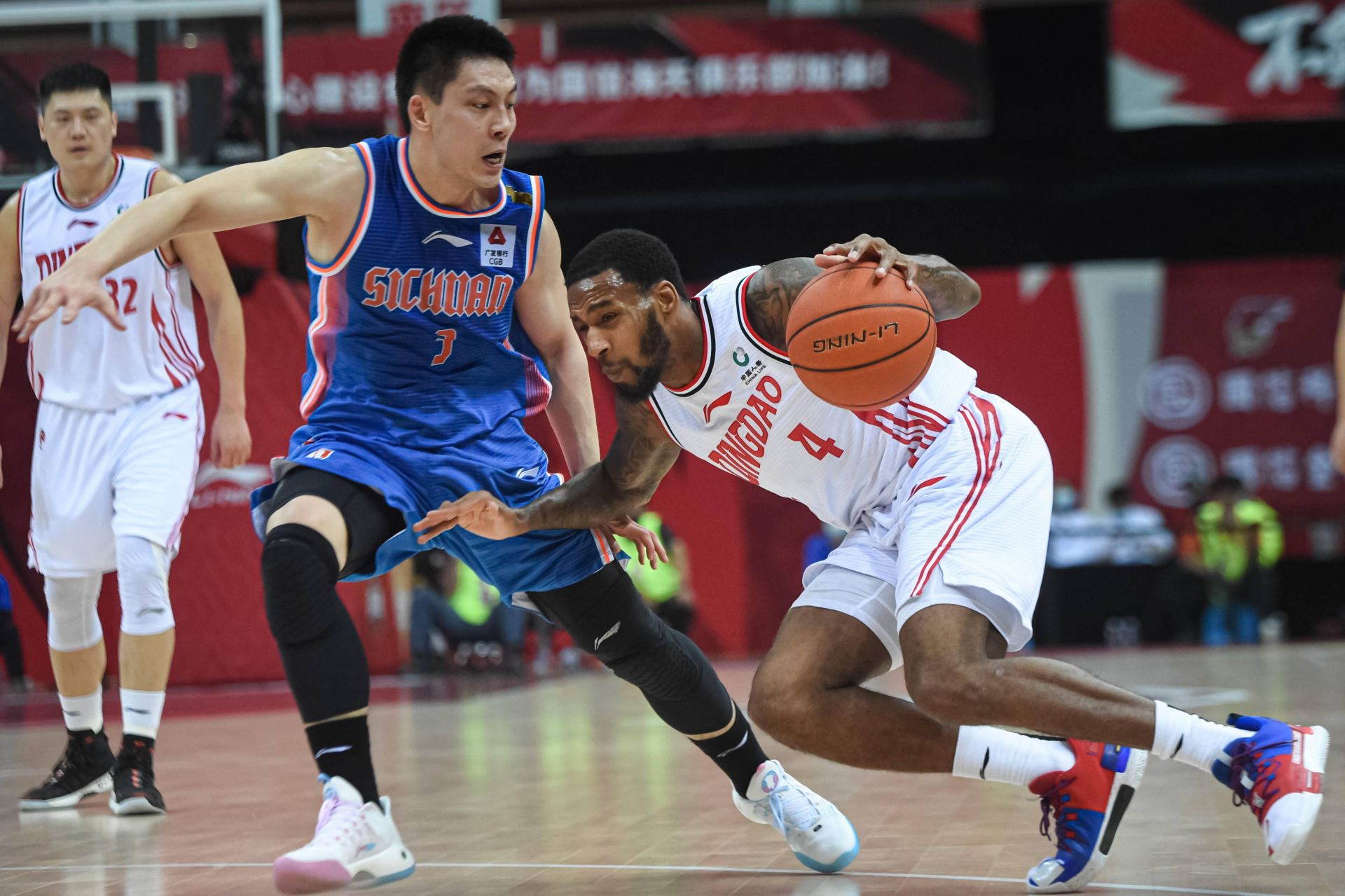 包含生死对决！球队险胜晋级决赛的词条