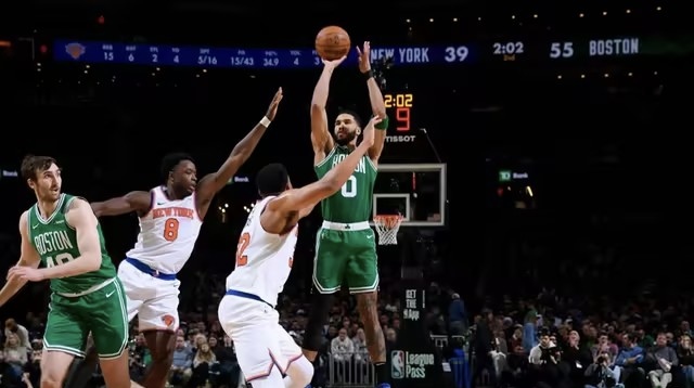 包含尼克斯鏖战吉林队，塔图姆点燃赛场的词条