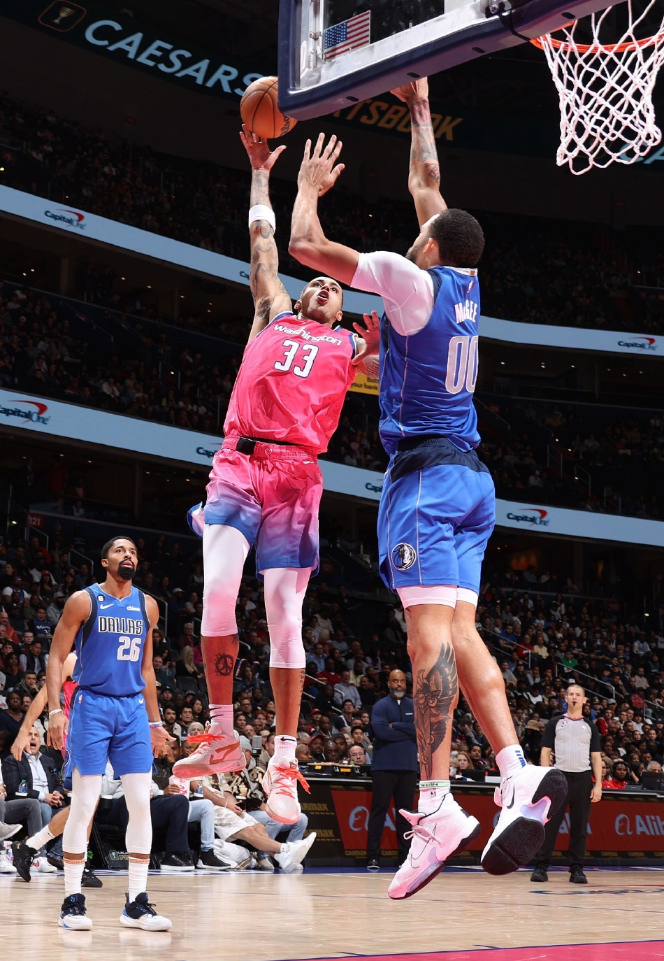 包含步行者绝地反击火箭，凯尔·库兹马送出助攻的词条