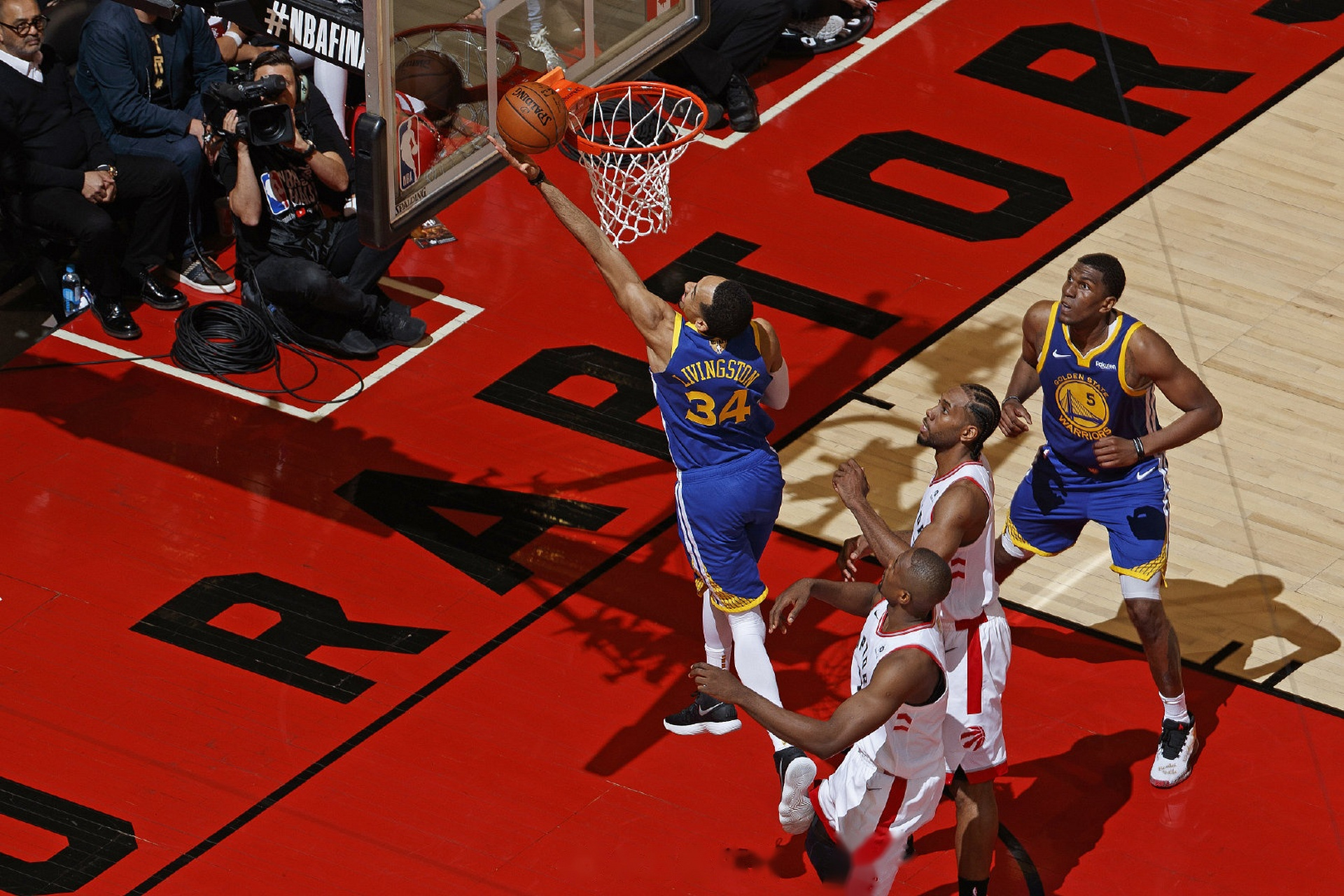 魔术碾压猛龙,库里点燃赛场 魔术碾压猛龙,库里点燃赛场