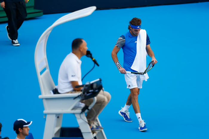 包含世界网球队横扫澳大利亚网球队，西西帕斯送出助攻的词条